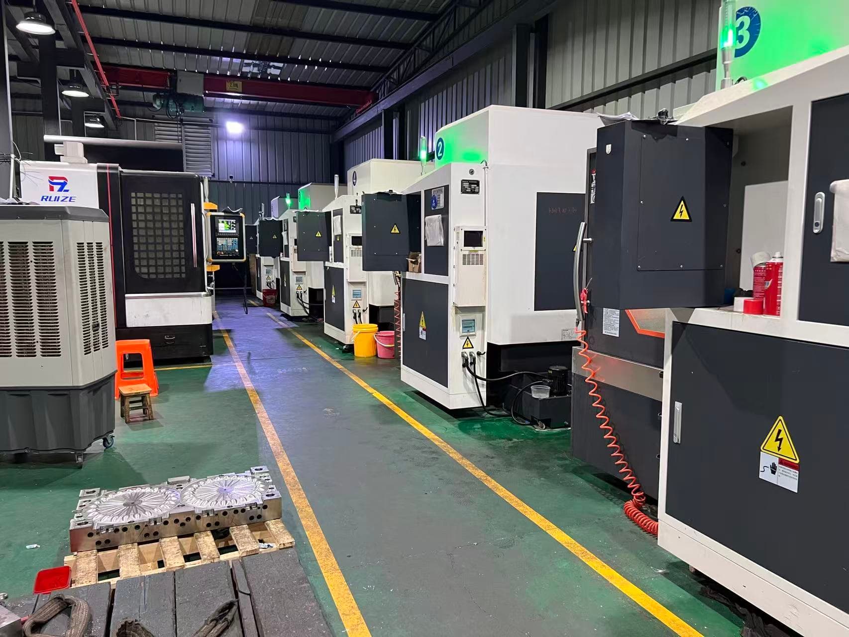 Centre d'usinage CNC dans l’usine Taizhou Boxumold